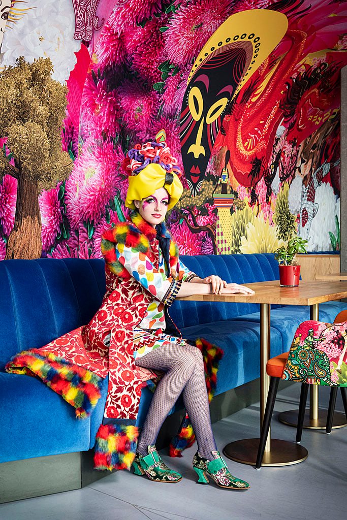 Modelo posando para Tilly Zegers contextualizado en los murales de David Zuker para nhow Amsterdam Rai hotel